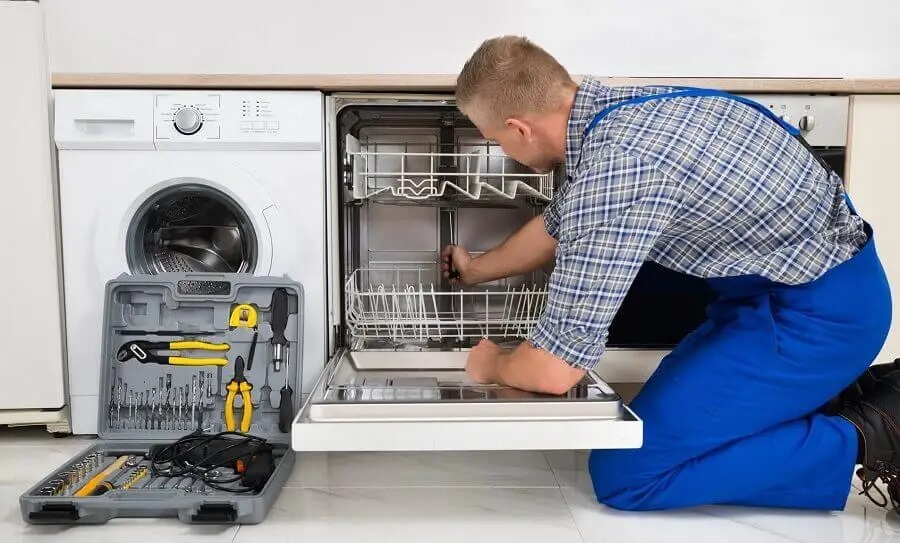 Darıca Miele servisi teknisyen ekibi beyaz eşya tamiri yaparken
